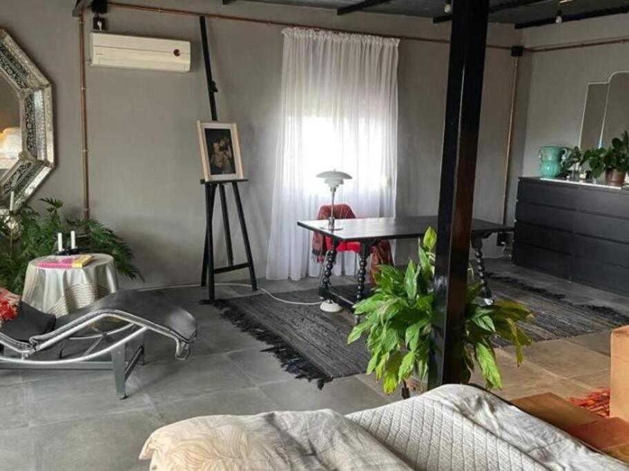 Sol Radiante Attic Studio, Designer-style Studio With Top-tier Amenities *